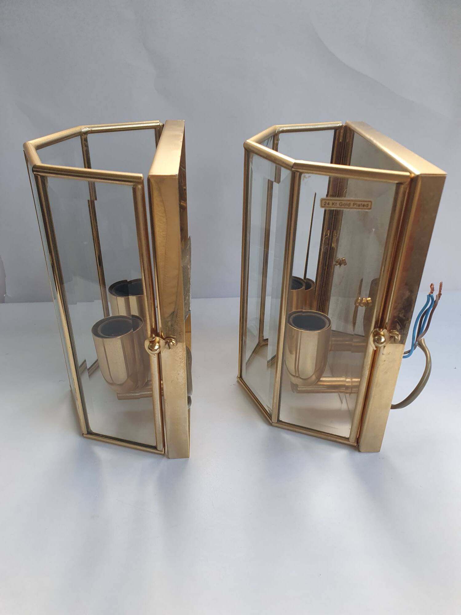 Pair of wall sconces in gold-plated brass with bevelled glass, Italian.