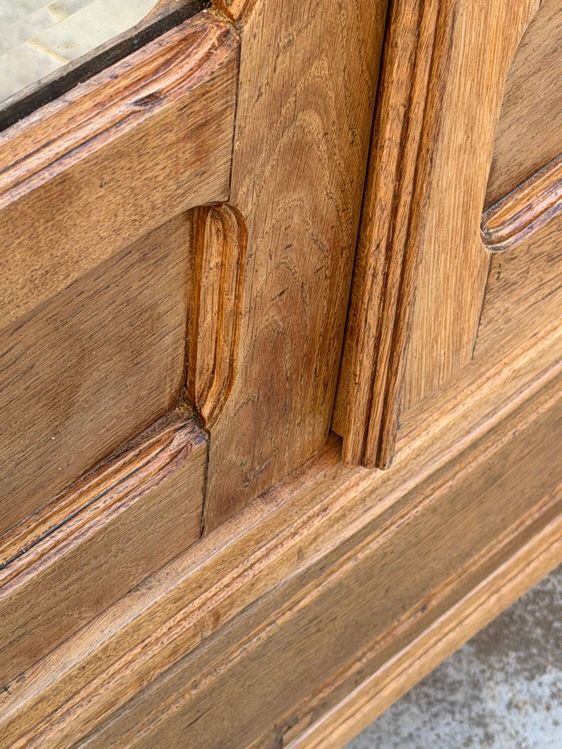 Armoire parisienne d’hôtel miroirs biseauté chêne brut 1920