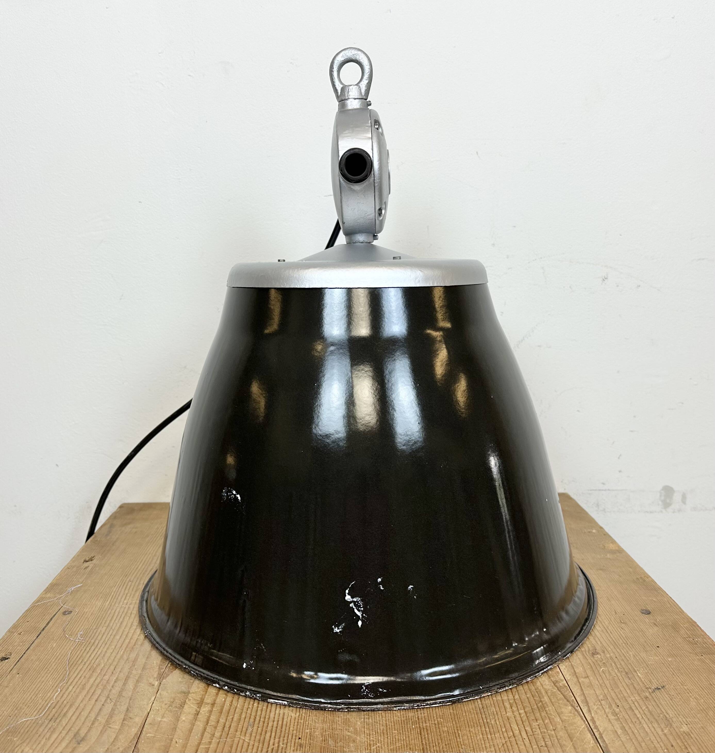 Suspension industrielle en émail noir, 1960s