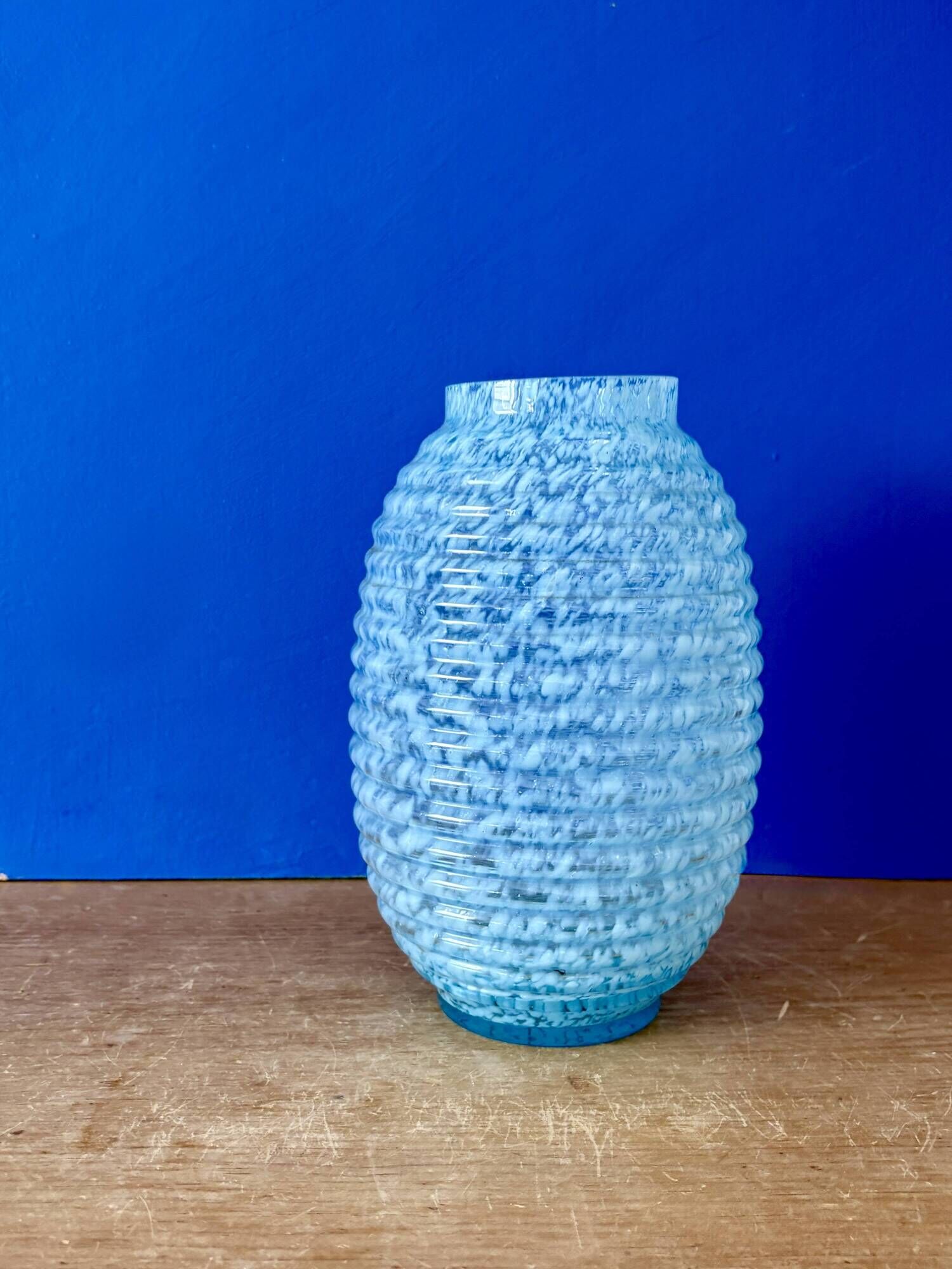 Vase vintage art déco, en verre de Clichy bleu