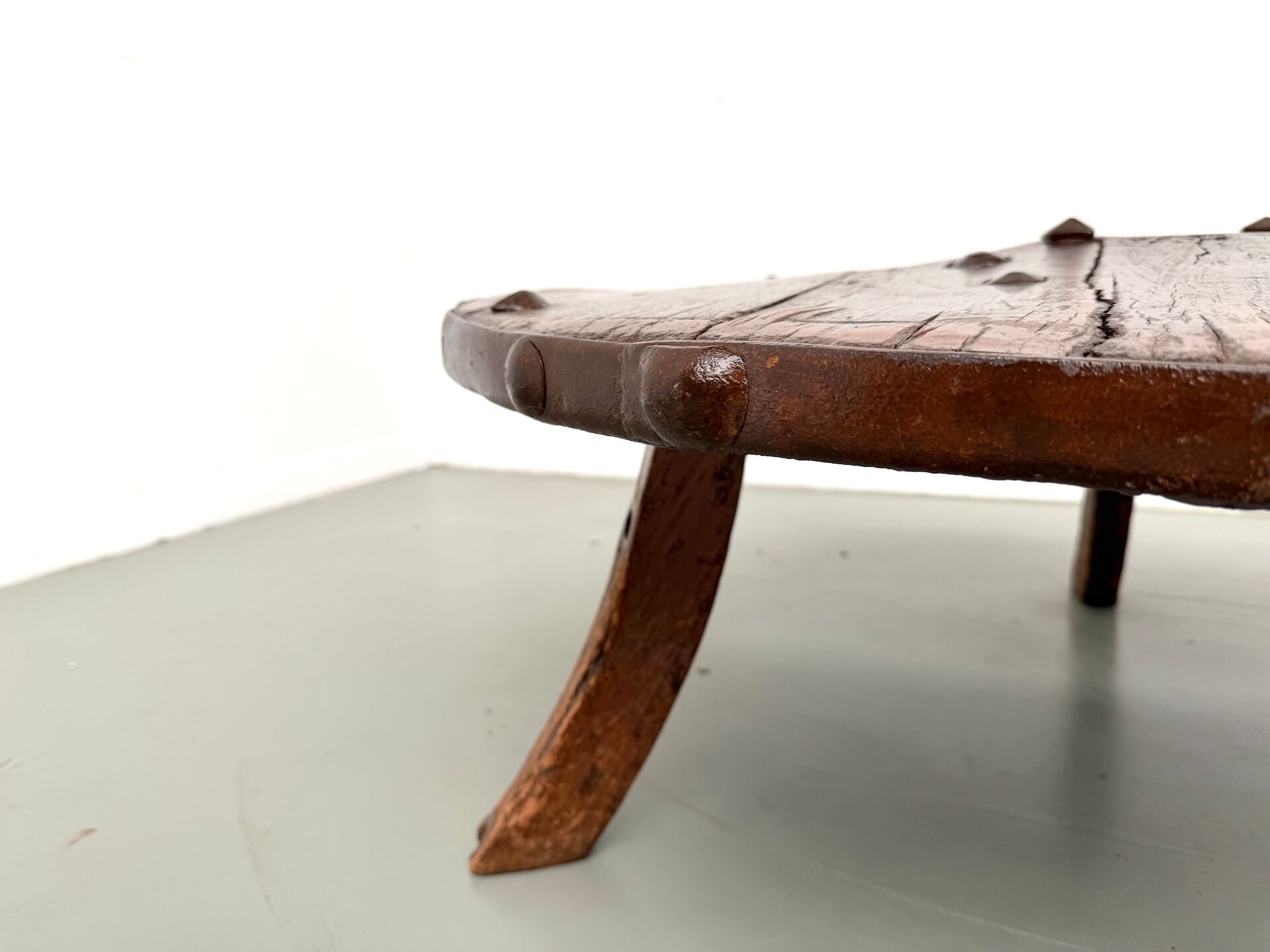 Brutalist Circular Coffee Table in Solid Wood – Brazilian Folk Art