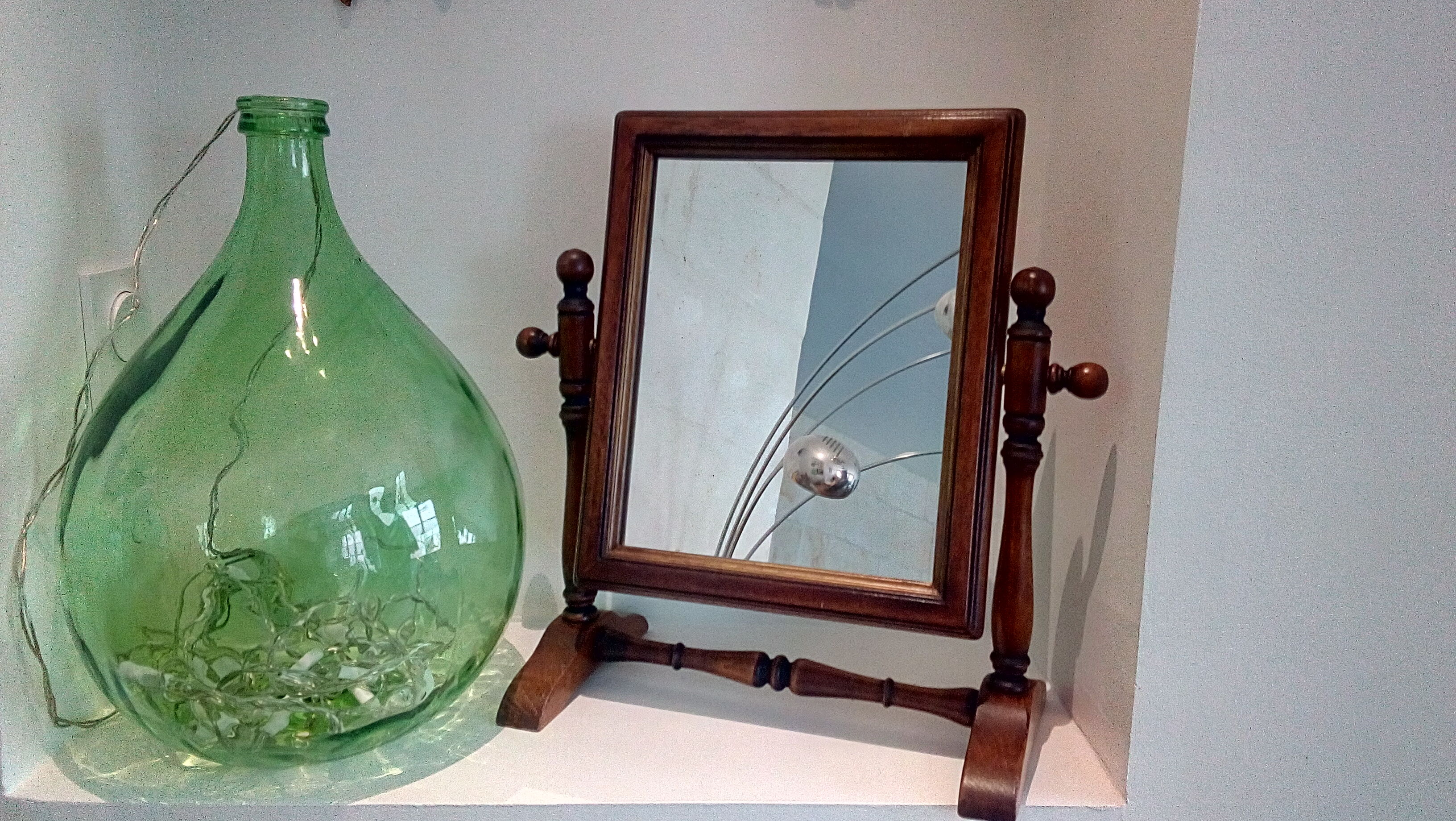 Reclining wood mirror to be laid