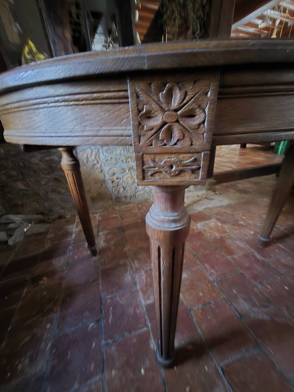 Extendable oval table