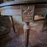 Extendable oval table