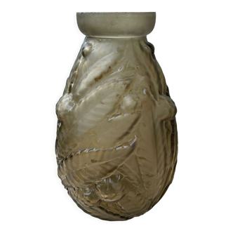 Vase avec motifs végétaux en relief