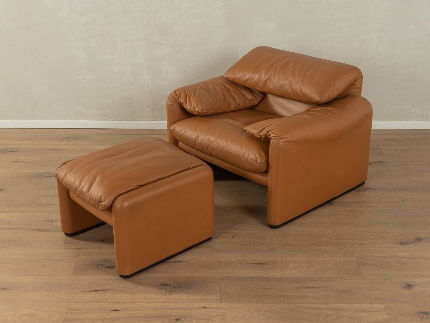 675 Maralunga armchair with ottoman by Vico Magistretti for Cassina, 1970s, original cognac brown leather