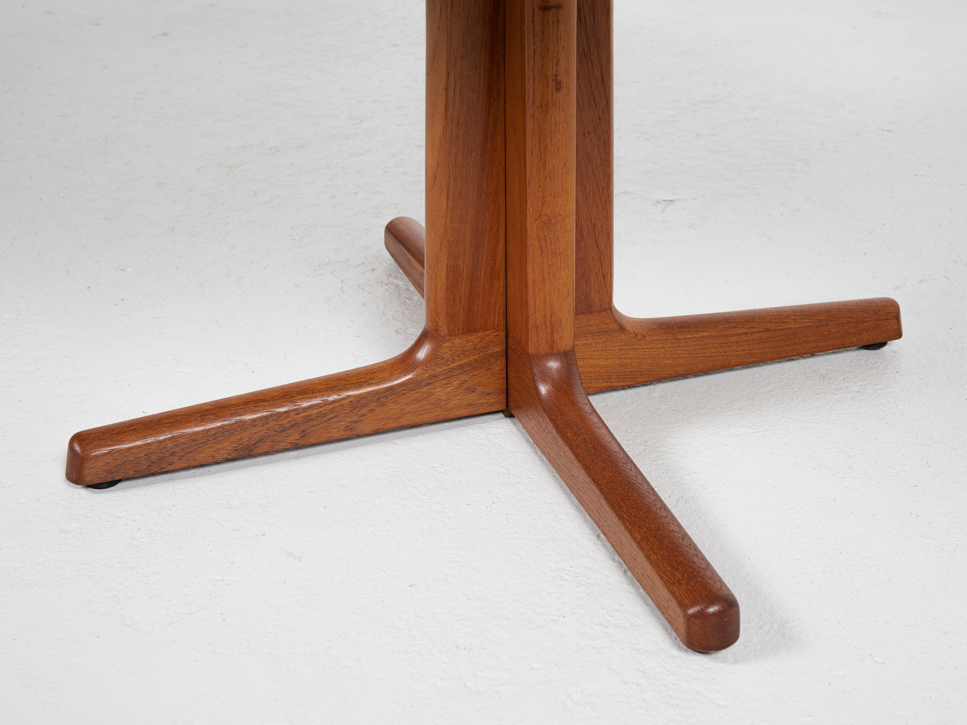 Midcentury Danish round extendable dining table in teak 1960s - with flat border