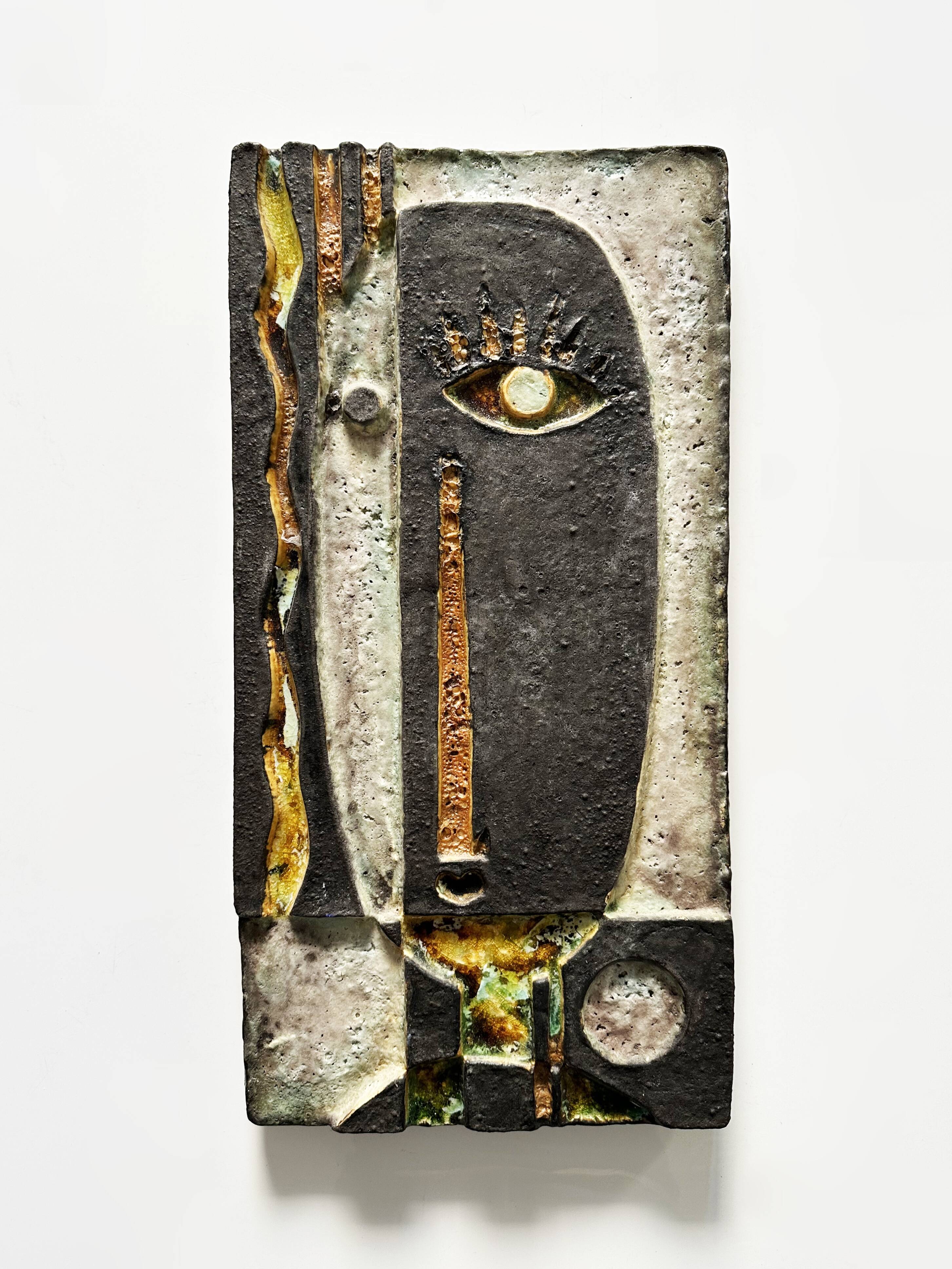 Sculpture murale cubiste en terre cuite émaillée. Allemagne, années 60