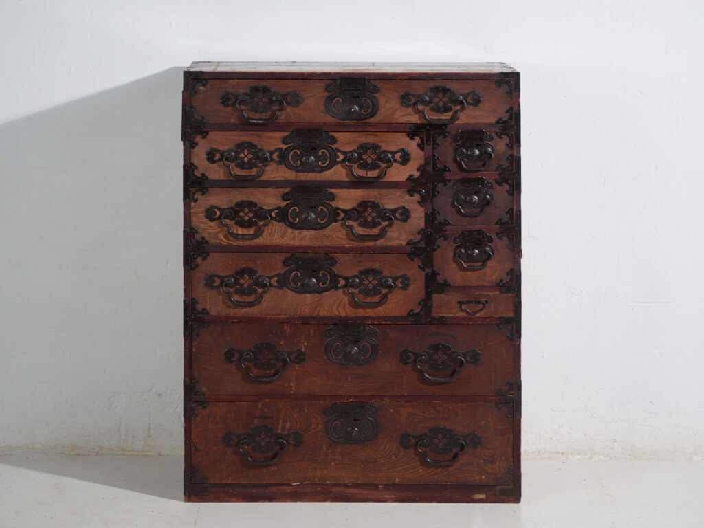 Ancient Japanese tansu of the choba-tansu type – Meiji/Taishō period (circa 1880-1920)