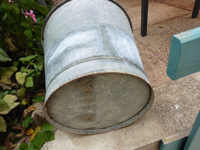 Old bucket in zinc capacity 15 liters