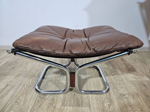 Fauteuil avec repose-pieds, Westnofa, ''Fauteuil à ailes et repose-pieds'', conçu par