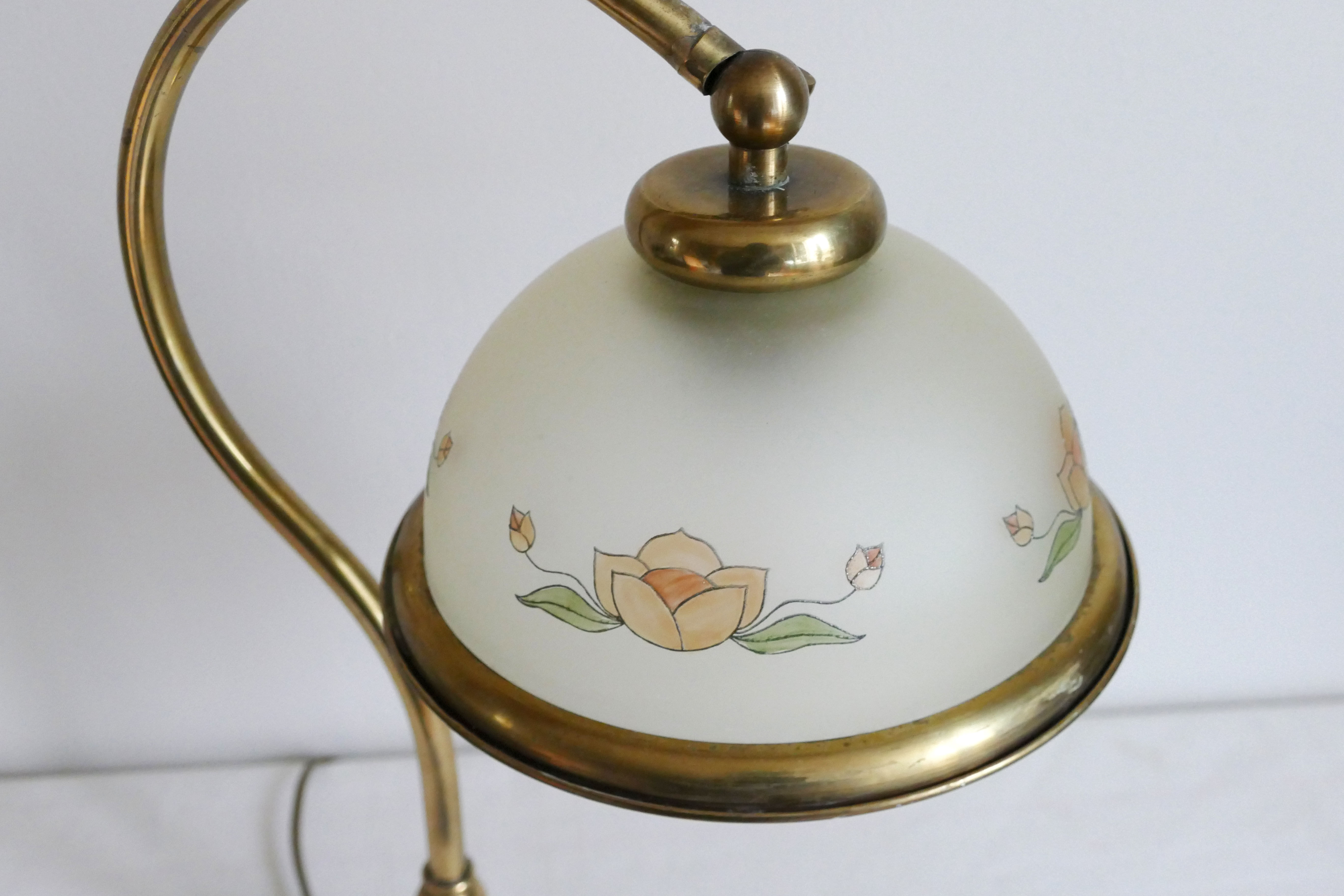 Lampe vintage en laiton et son abat jour en pâte de verre aux motifs de fleurs