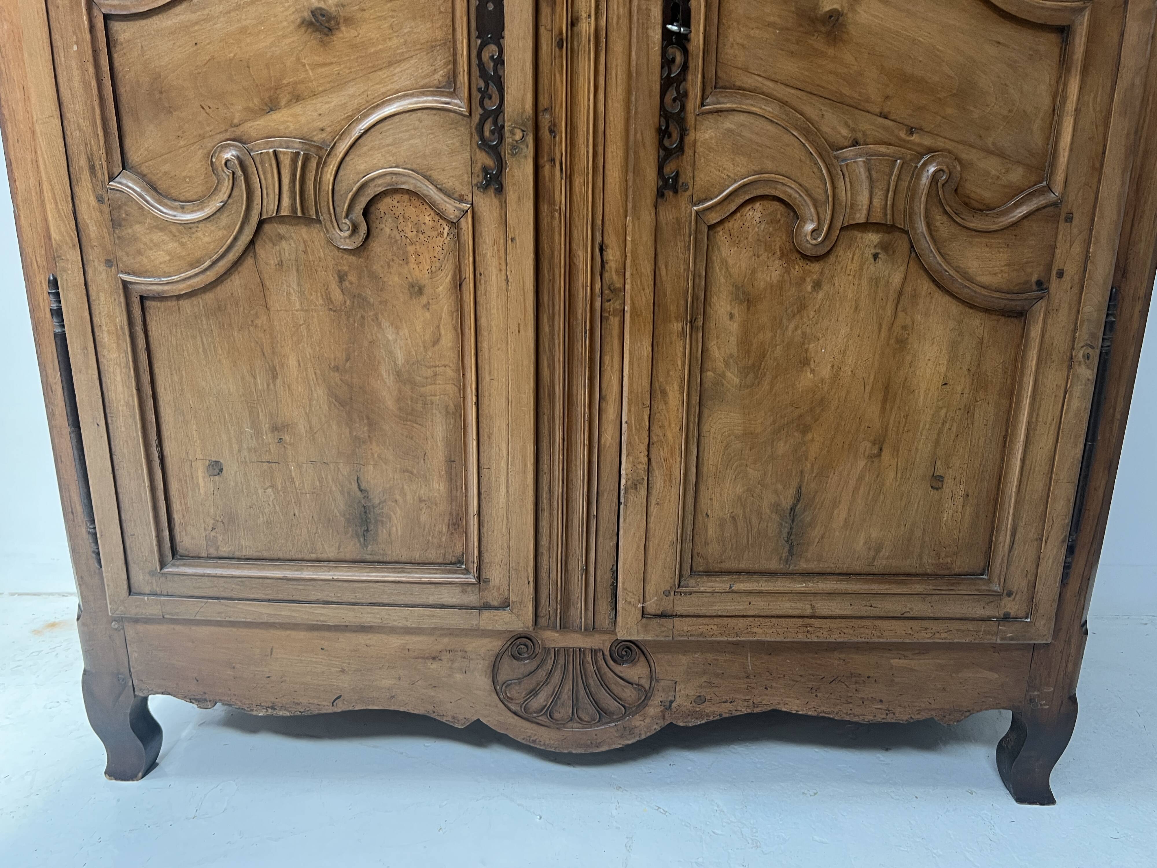 Armoire de style Louis XV en noyer massif XVIII siècle