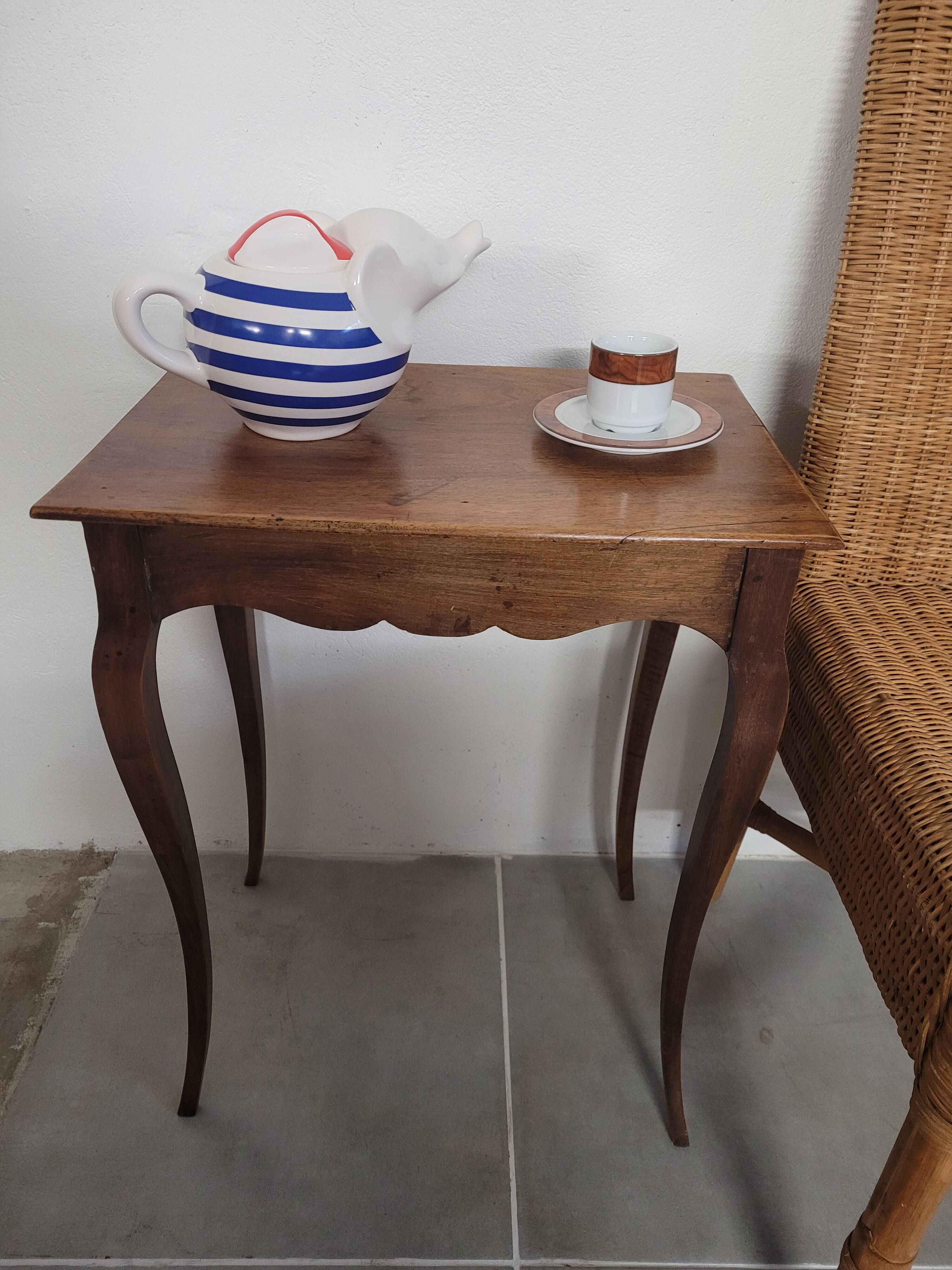 SMALL CONSOLE IN MASSIVE CHENE.