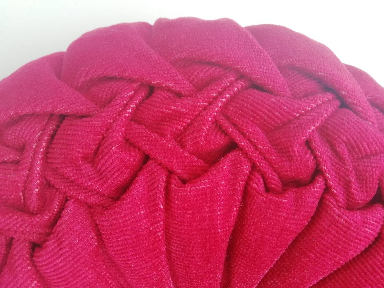 Round velvet cushion