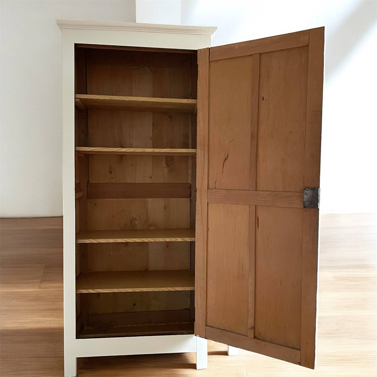 Off-white bonnetière