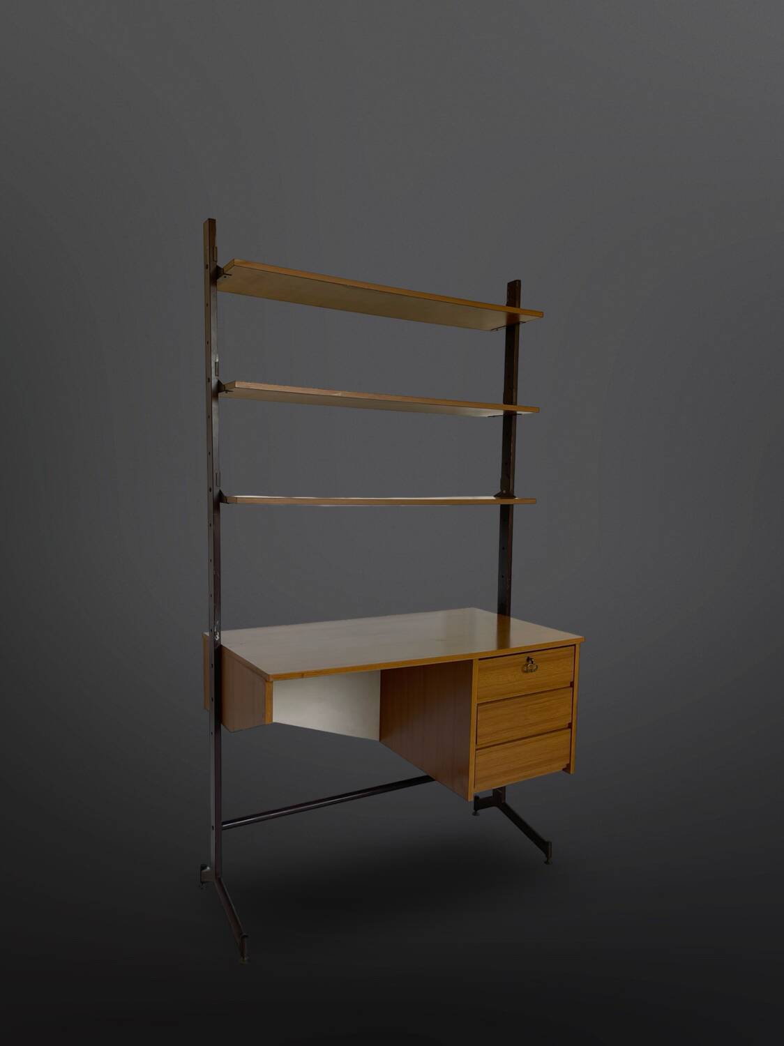 Bibliothèque italienne du milieu du siècle avec bureau.