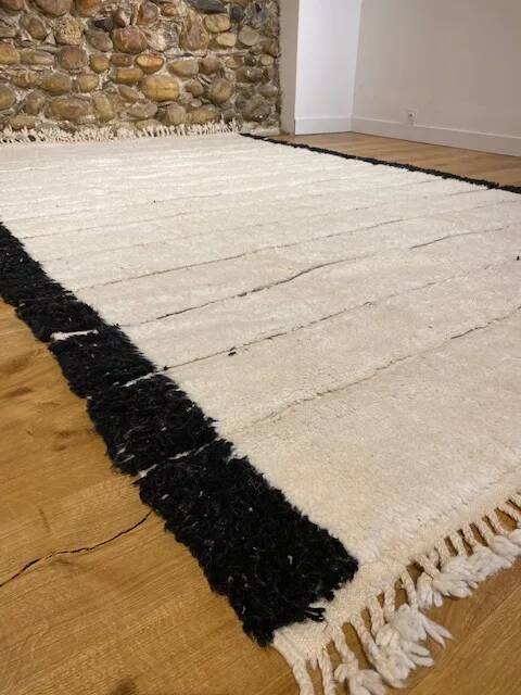 Tapis berbère blanc à bandes noires