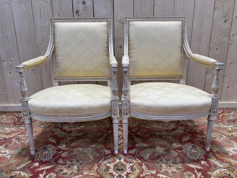 Paire de fauteuils de style Louis XVI en bois patiné