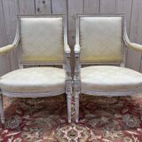 Paire de fauteuils de style Louis XVI en bois patiné