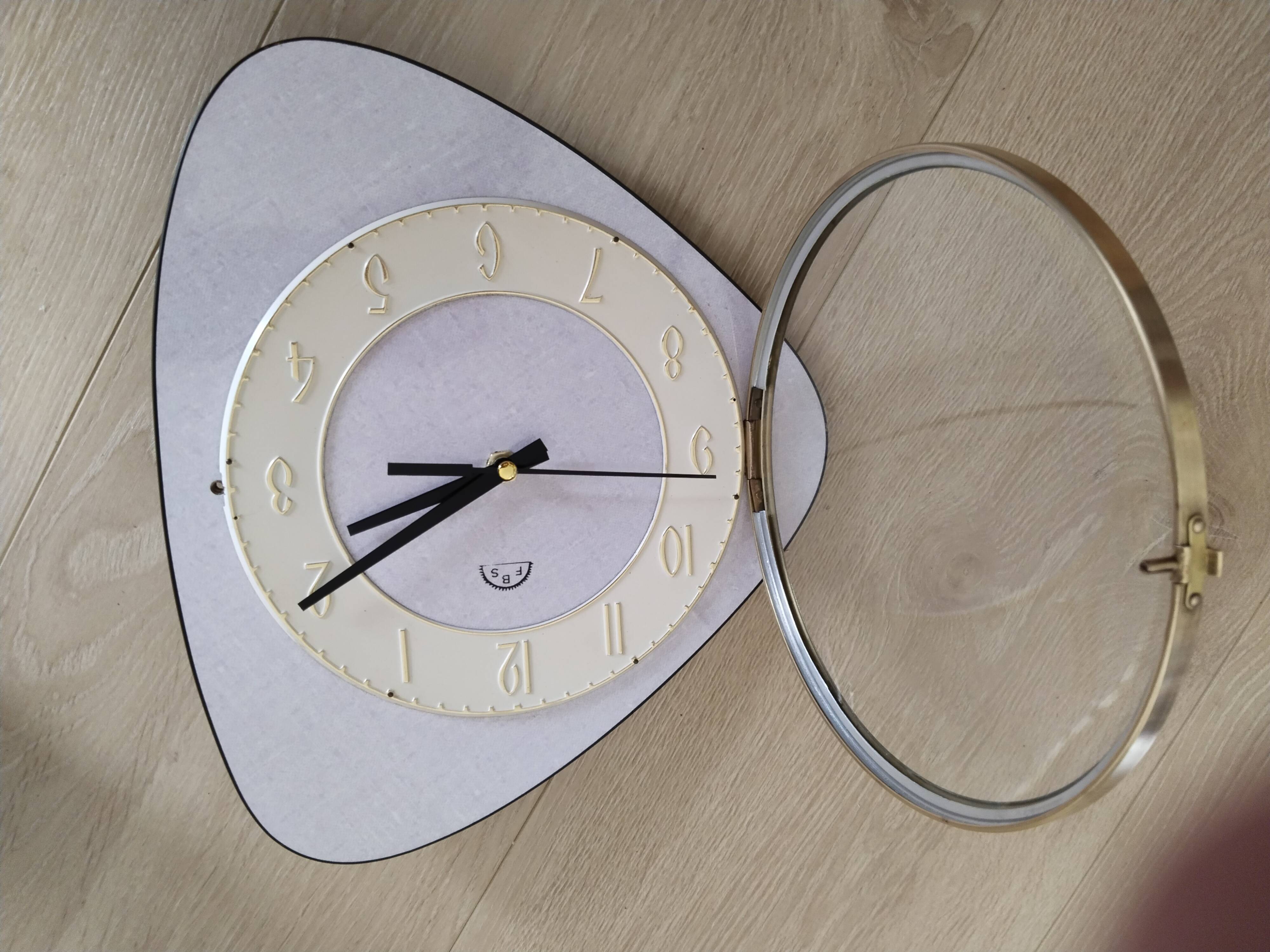 Pendulum, white formica clock, triangle shape, vintage, functional