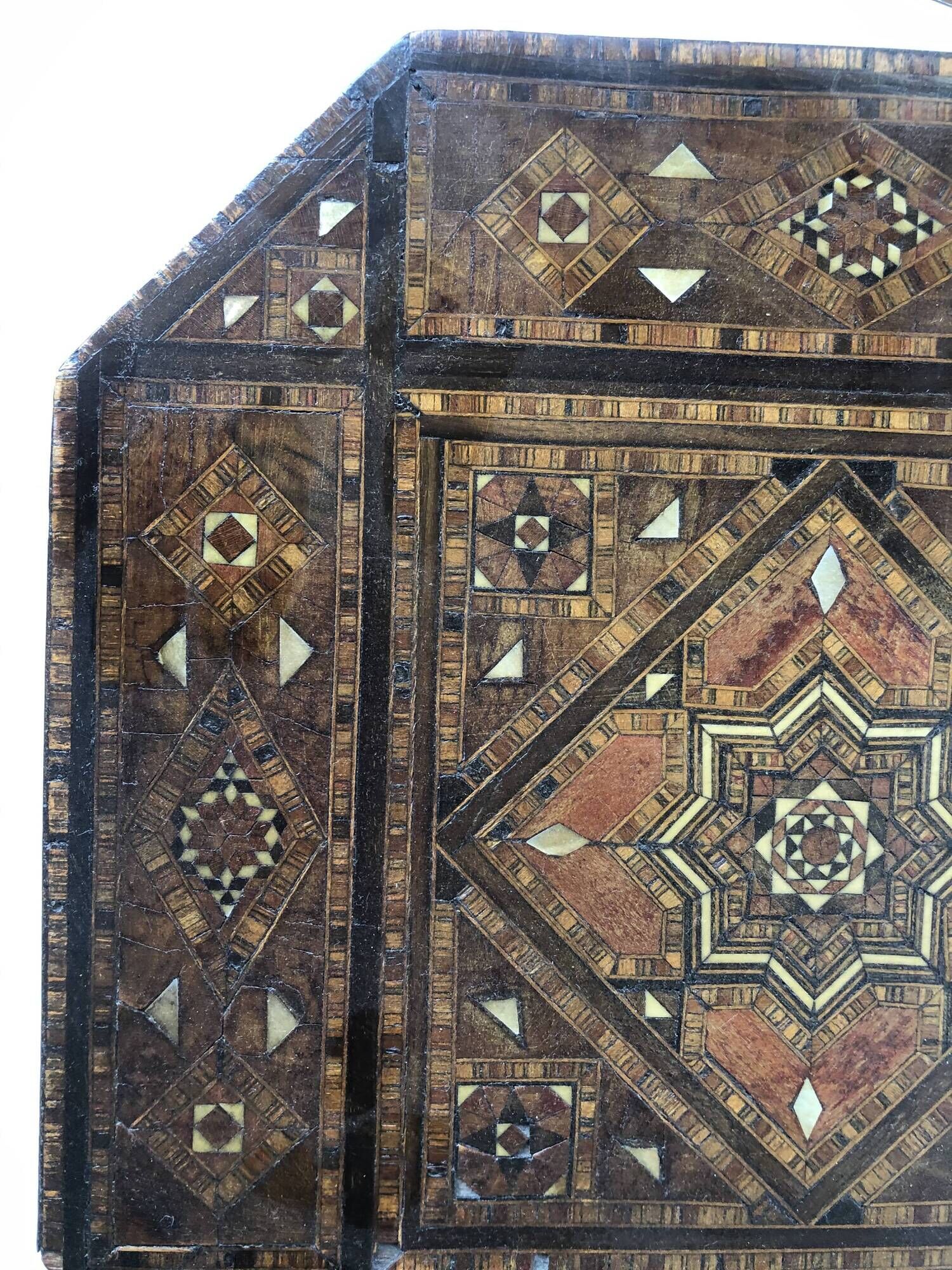 Box or box has jewelry in oriental marquetry. Colonial period around 1950 .