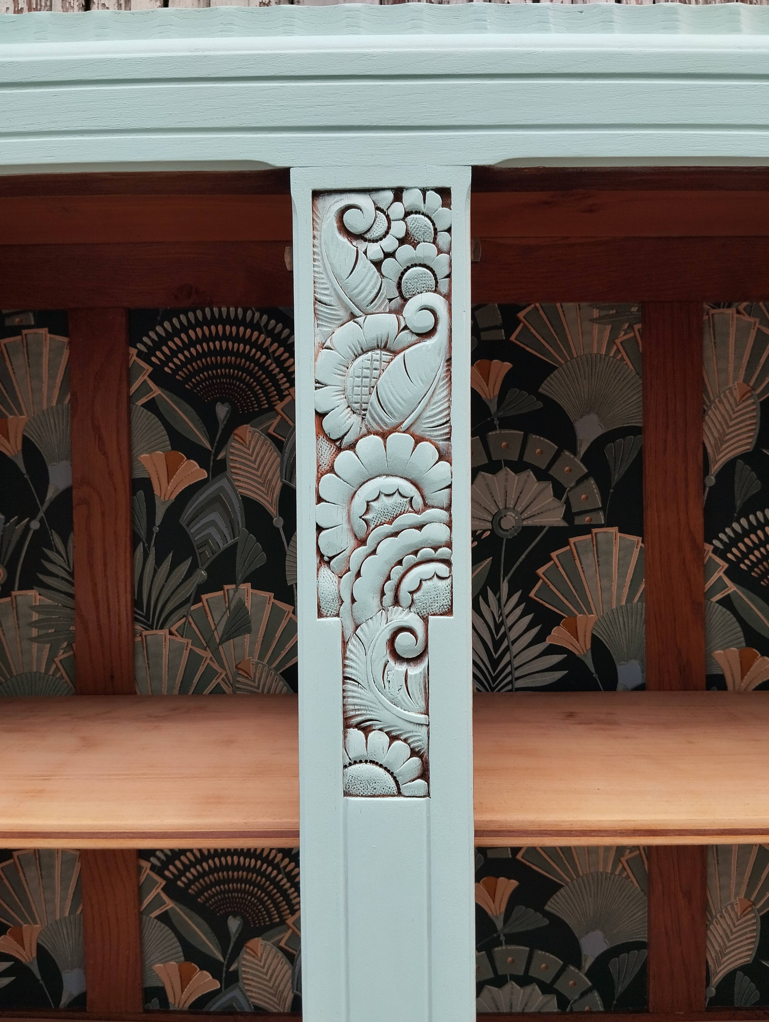 Parisian showcase cabinet year 30