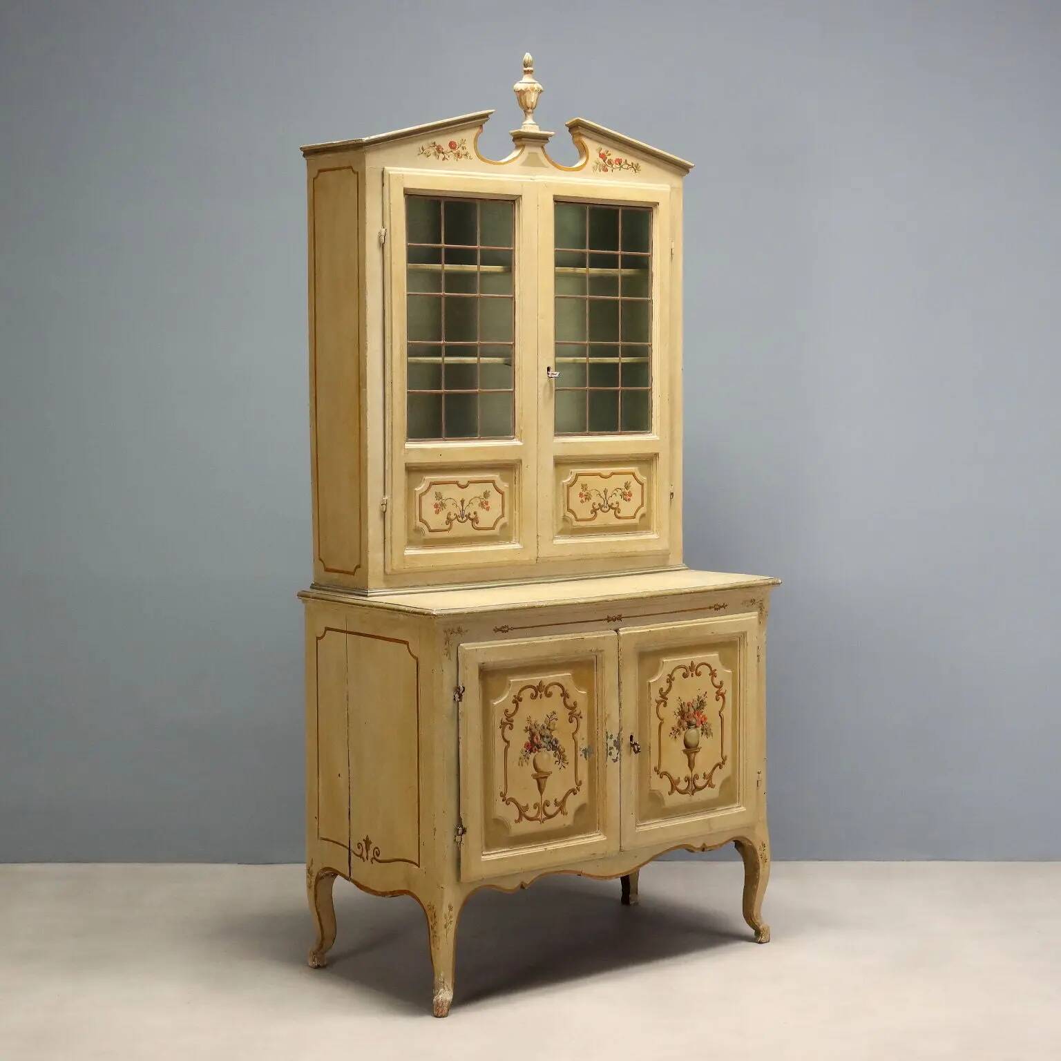 Buffet baroque ancien en bois laqué XVIIIe siècle