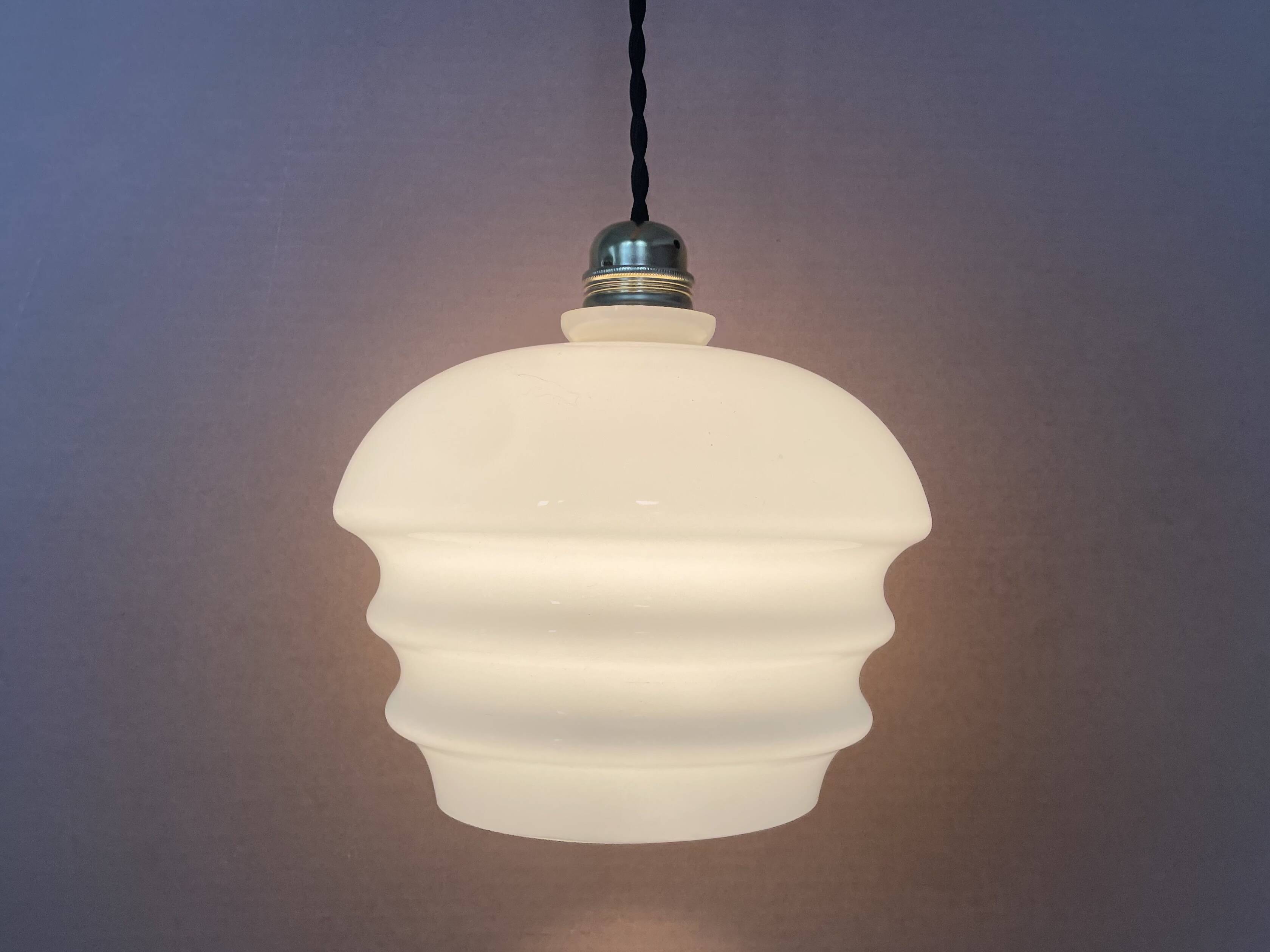 Old opaline suspension