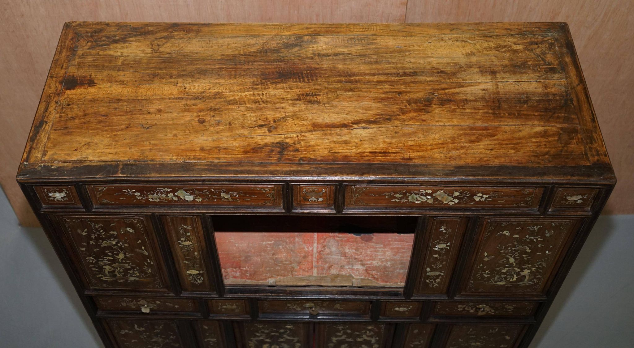 19th-century Chinese cabinet inlaid with mother-of-pearl