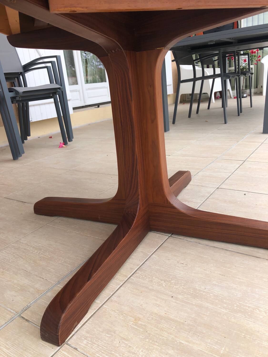 Baumann extendable round table