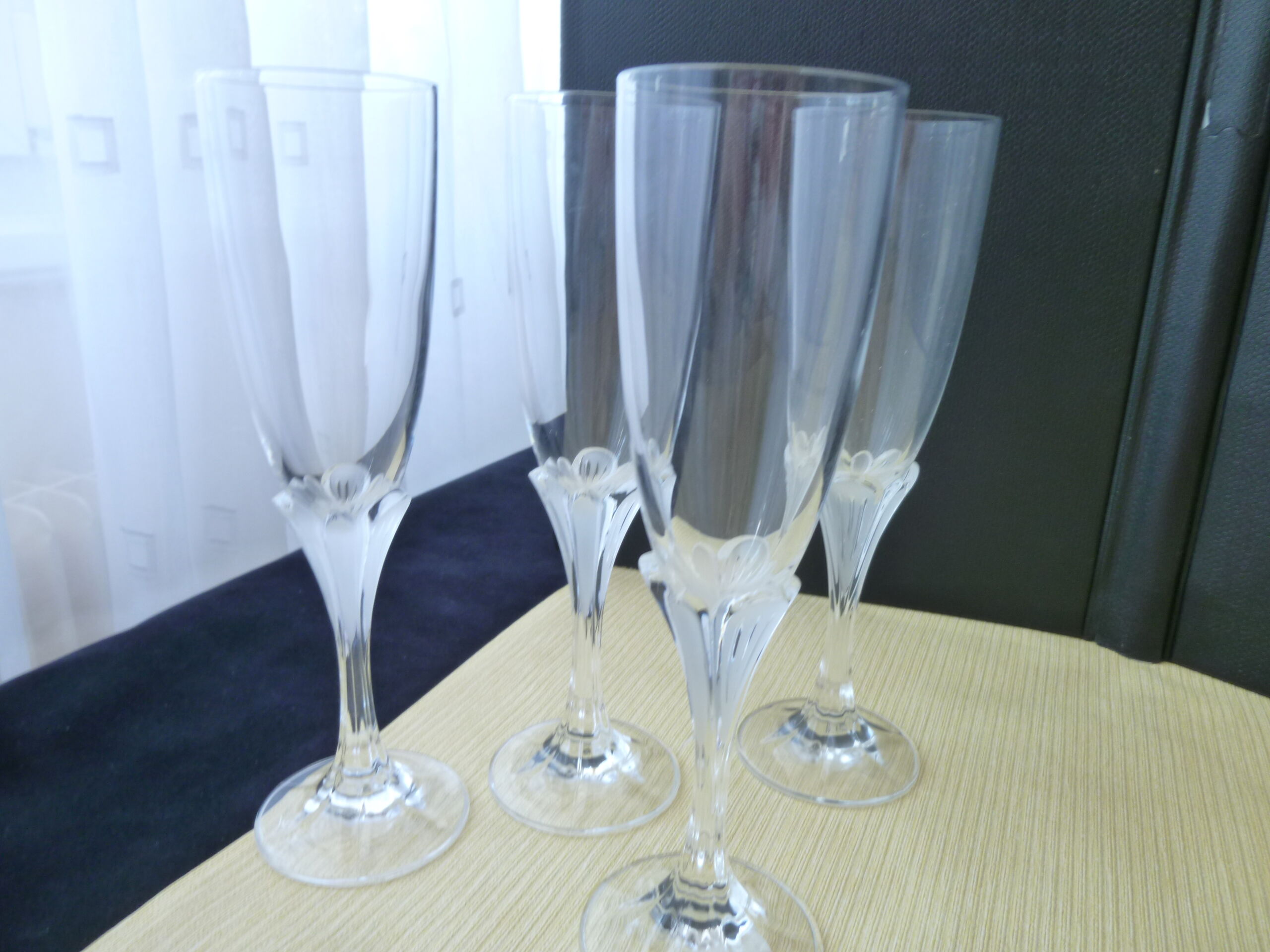 BELLE SÉRIE 4 FLÛTES à CHAMPAGNE en CRISTAL taillé gravé Artisanat de Lorraine EUR 19,99 - FR