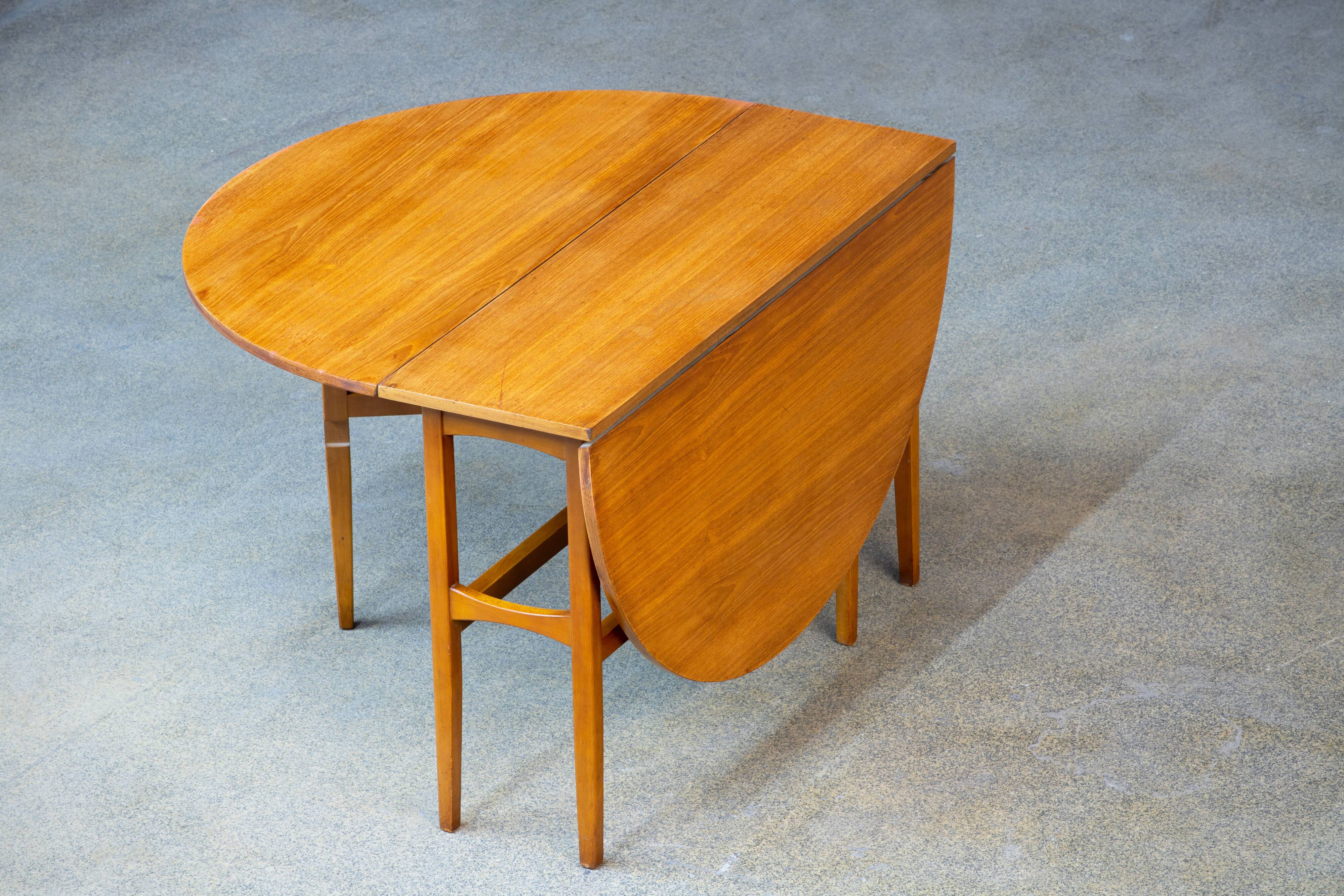 Dining table in scandinavian teck 1960