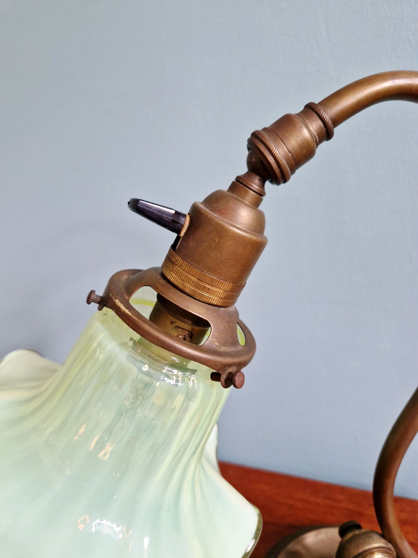 Art Nouveau desk lamp, bronze and opalescent glass