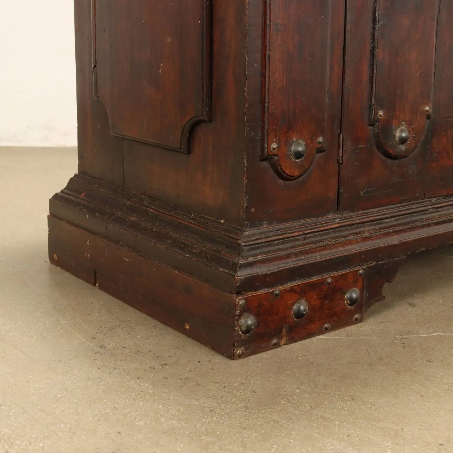 Ancient baroque buffet in walnut, Italy, 18th century