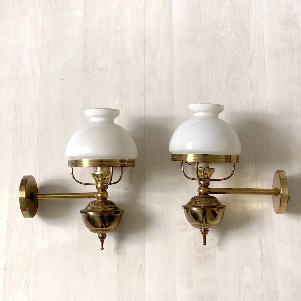Paire d'appliques ancienne en laiton et opaline