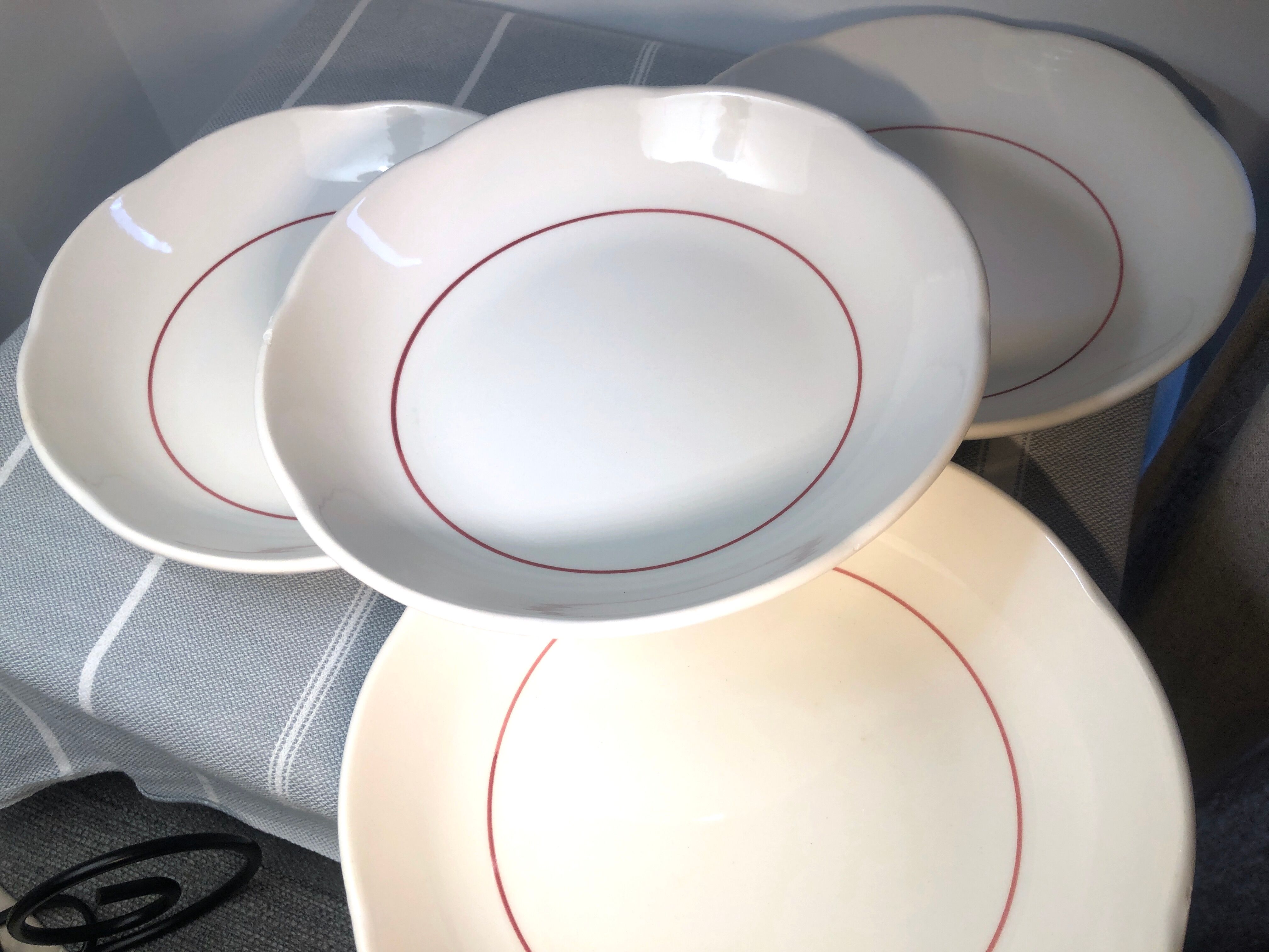 Hollow plates and vintage dessert Cream Raspberry Line