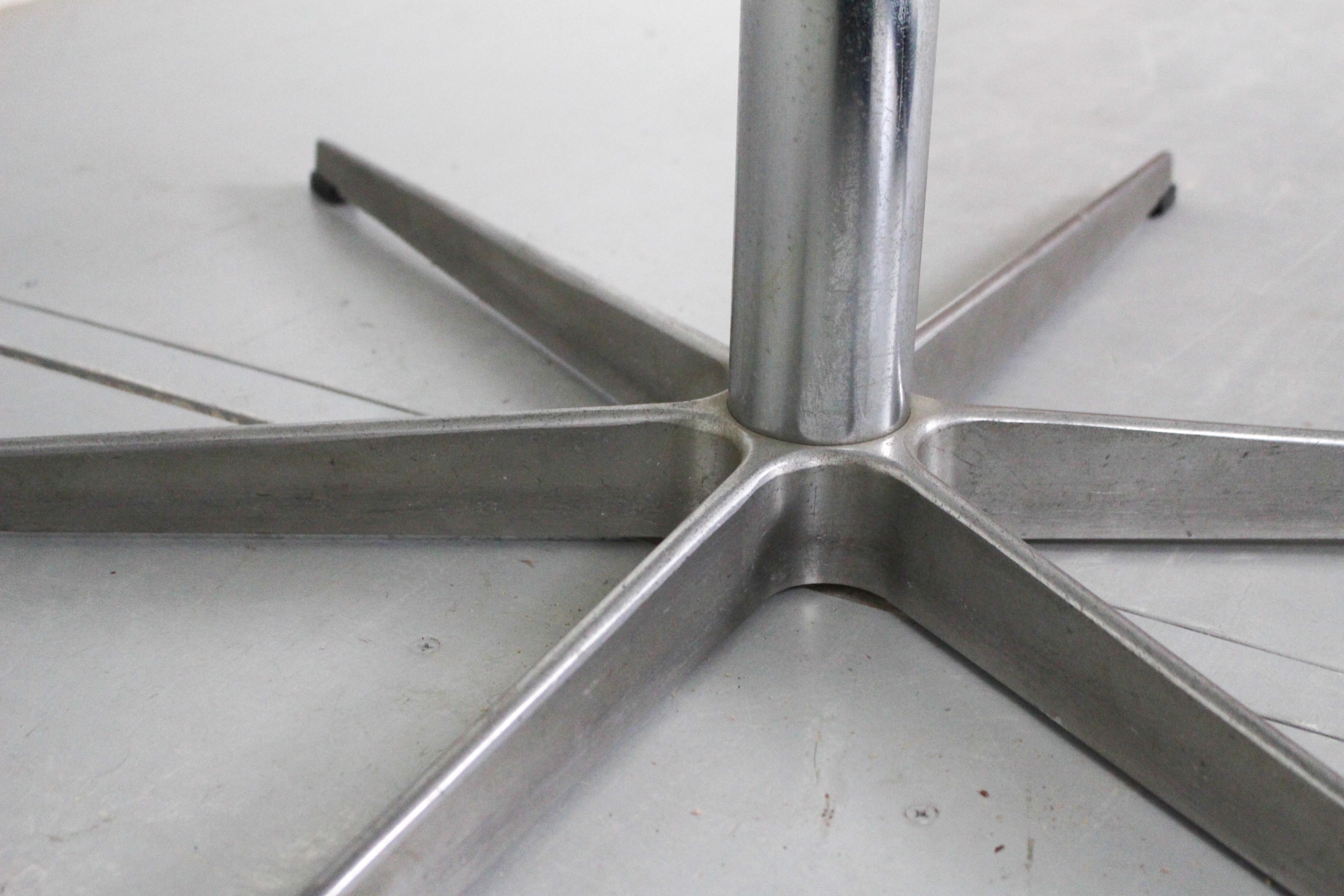 Set of 6 Arne Jacobsen 3207 Armchairs and Dining Table A826 by  Arne Jacobsen for Fritz Hansen