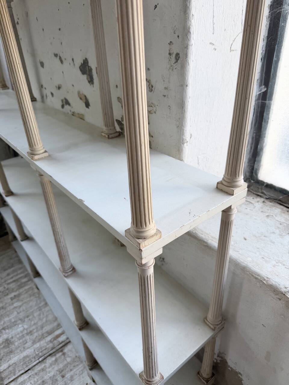 Bibliothèque, étagère XL Napoléon en bois patiné blanc