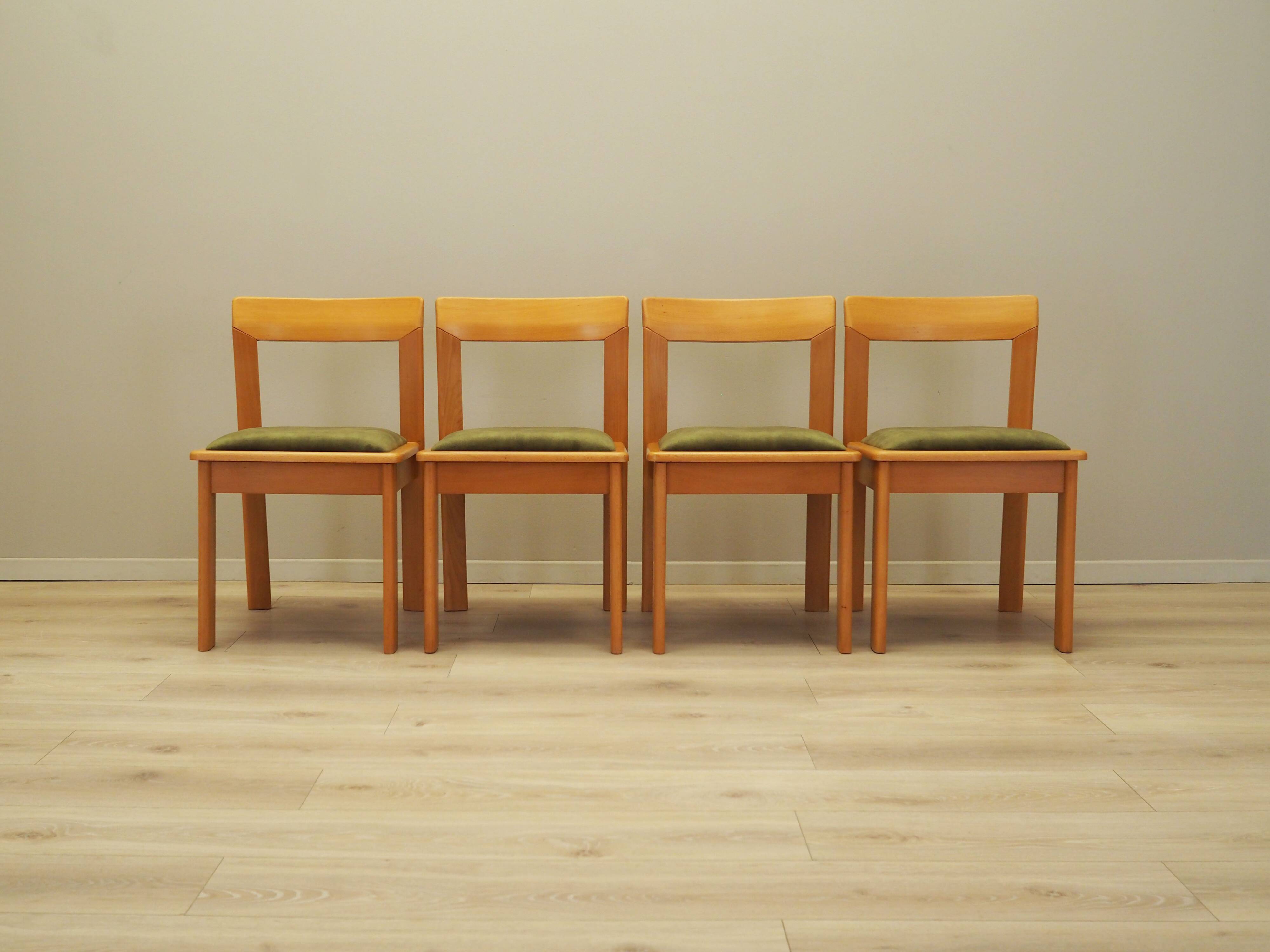 Ensemble de quatre chaises en hêtre, design italien, années 1970, production : Italie
