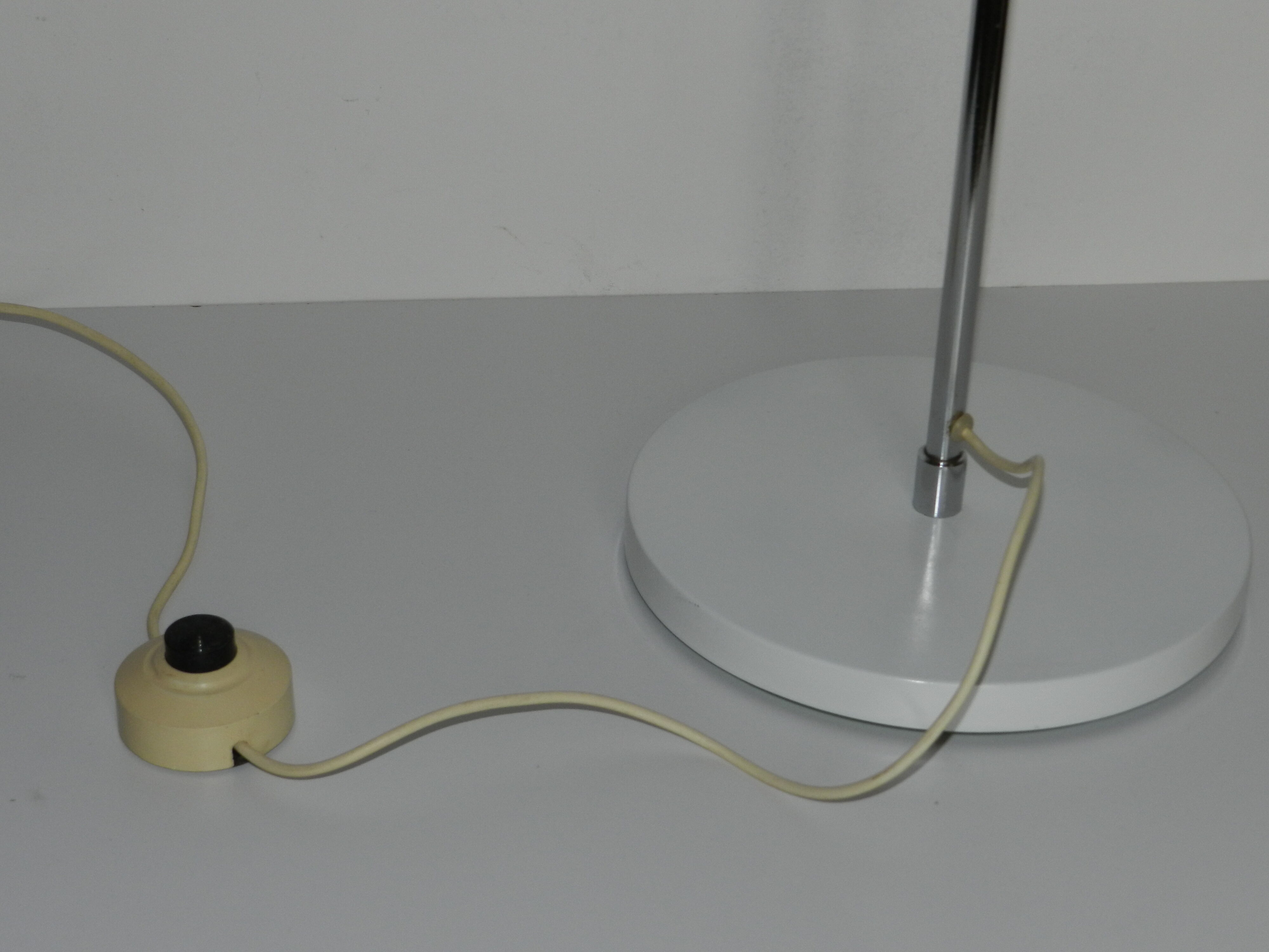 3-ball white and chrome lamppost