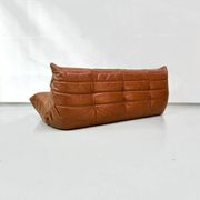 Sofa Togo en cuir cognac attribué à Michel Ducaroy pour Ligne Roset.