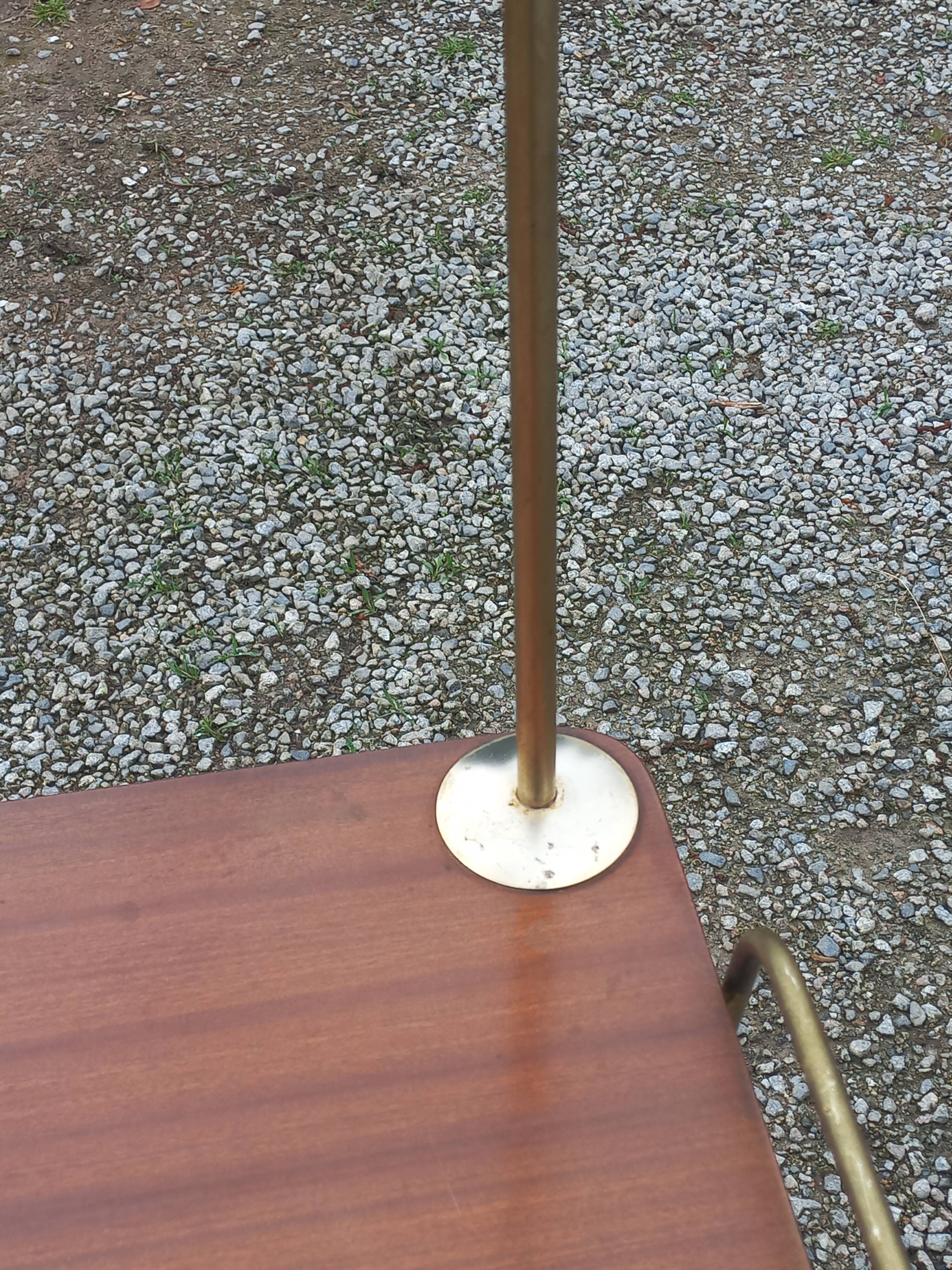 Lampadaire des années 50 en métal doré triple tablettes acajou et métal doré