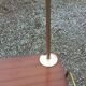 Lampadaire des années 50 en métal doré triple tablettes acajou et métal doré