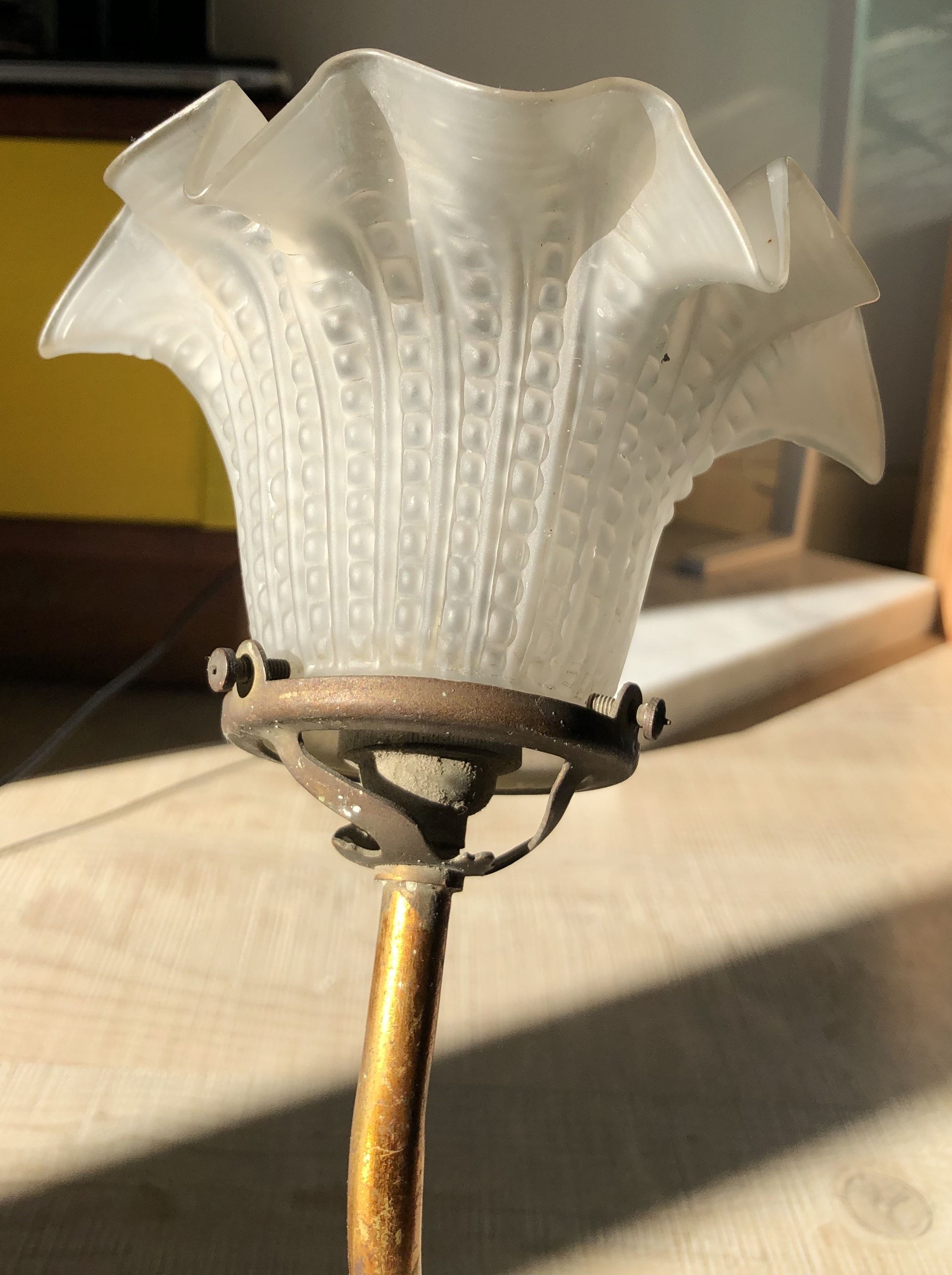 Wall light old swan collar wall in brass and frosted glass, good floral shape.