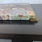 Table basse avec plateau en bois pétrifié