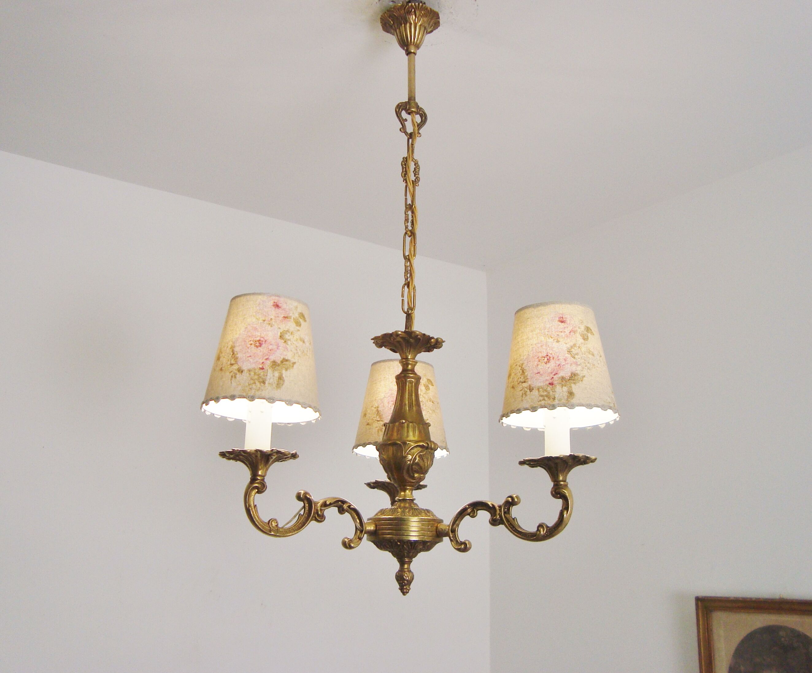 Lustre vintage avec trois abat-jours fait main en tissu