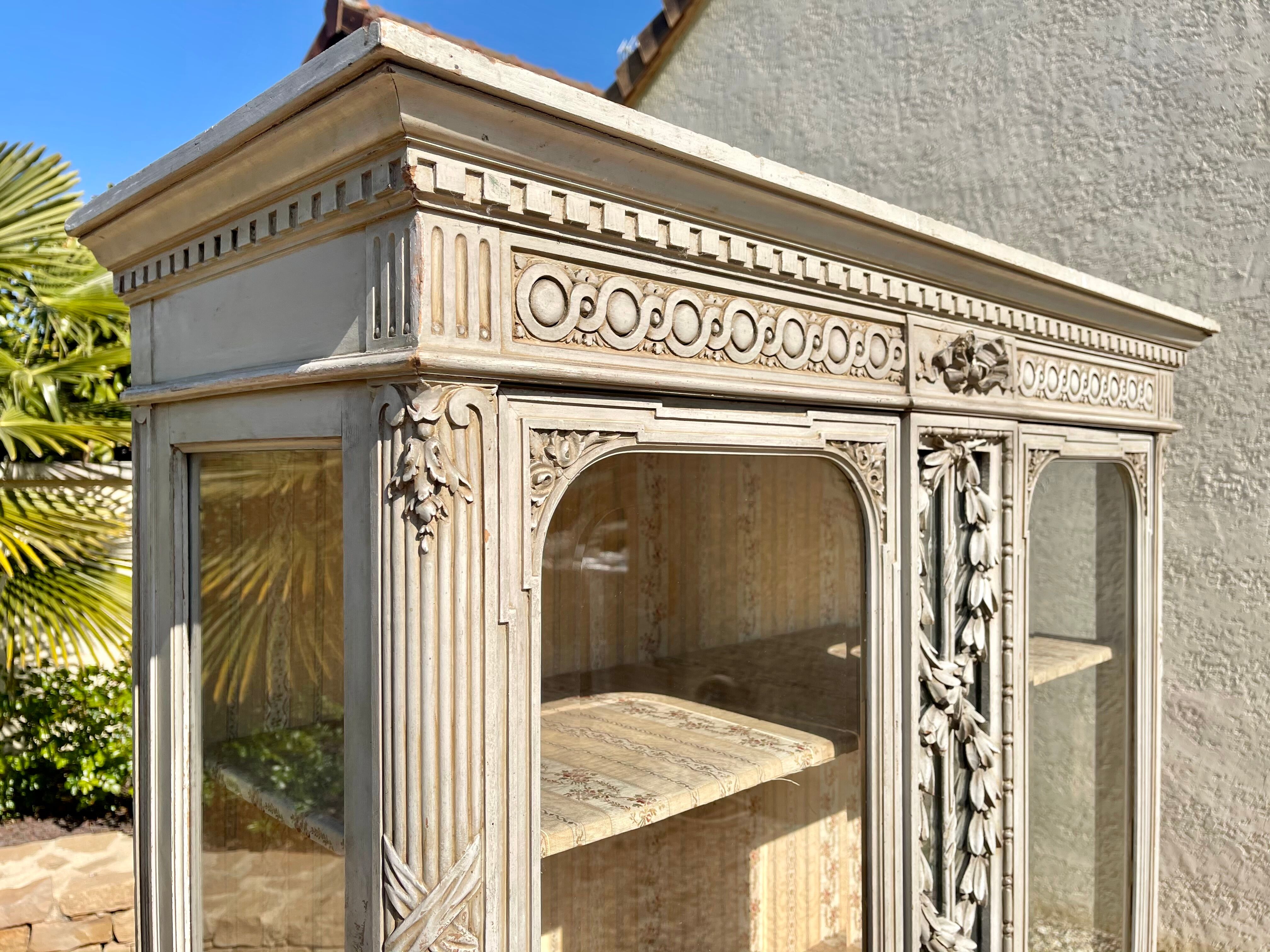Laquered showcase Carved