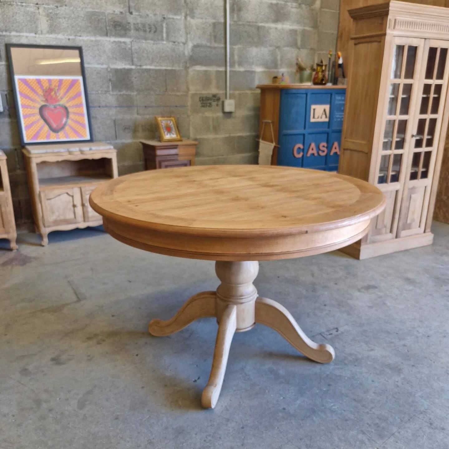 Round cherry table with 2 extensions.
