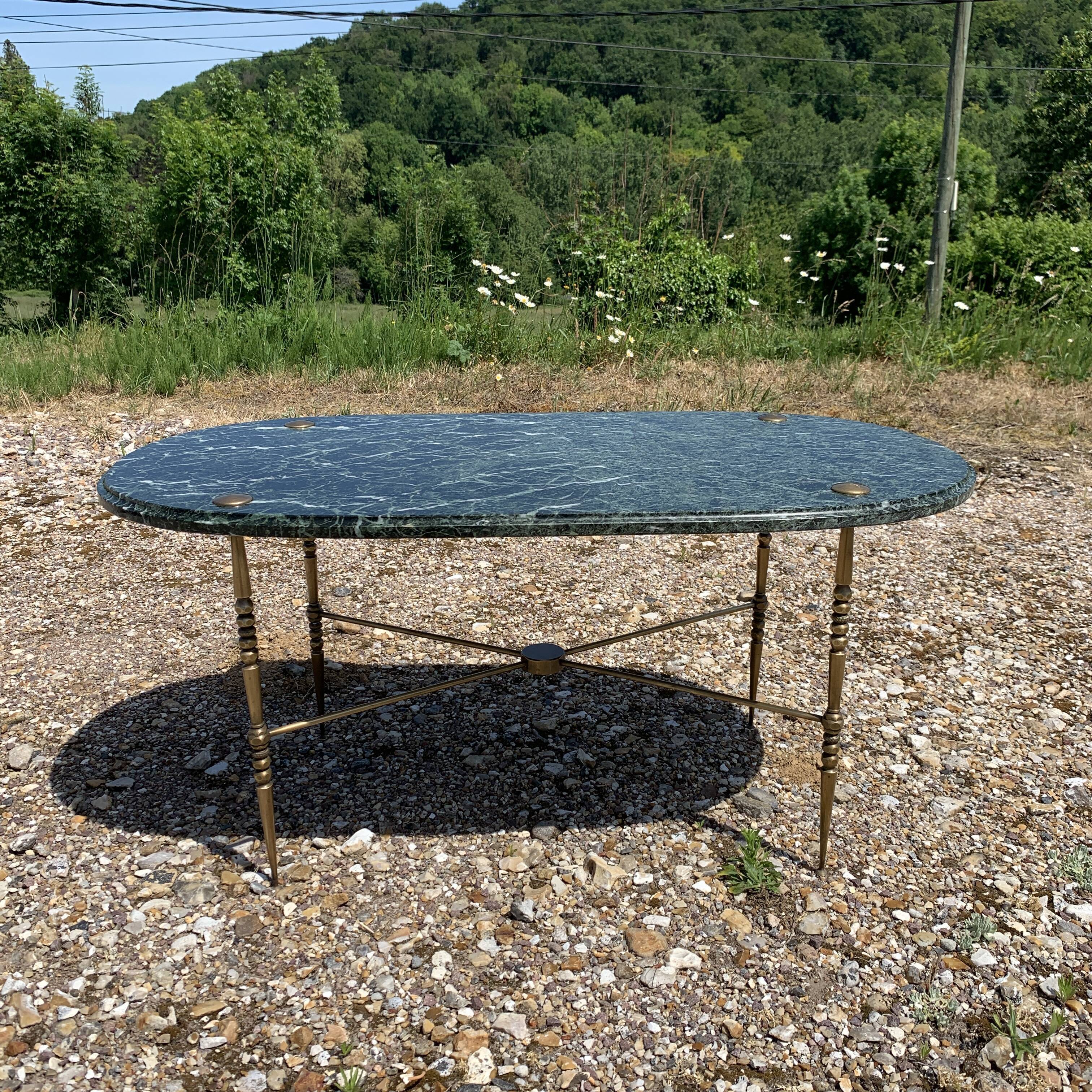 Oval coffee table in veined green marble